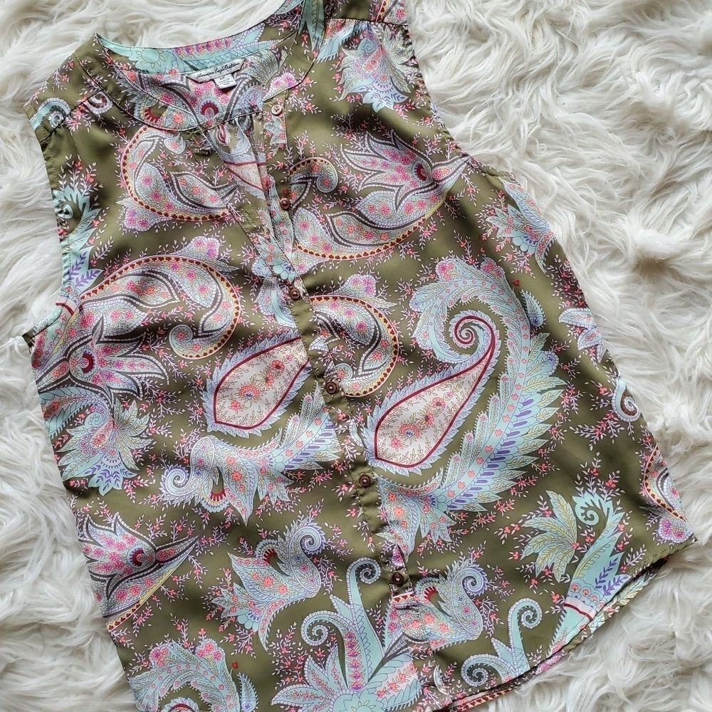 AMERICAN EAGLE Paisley V-Neck Button Down …